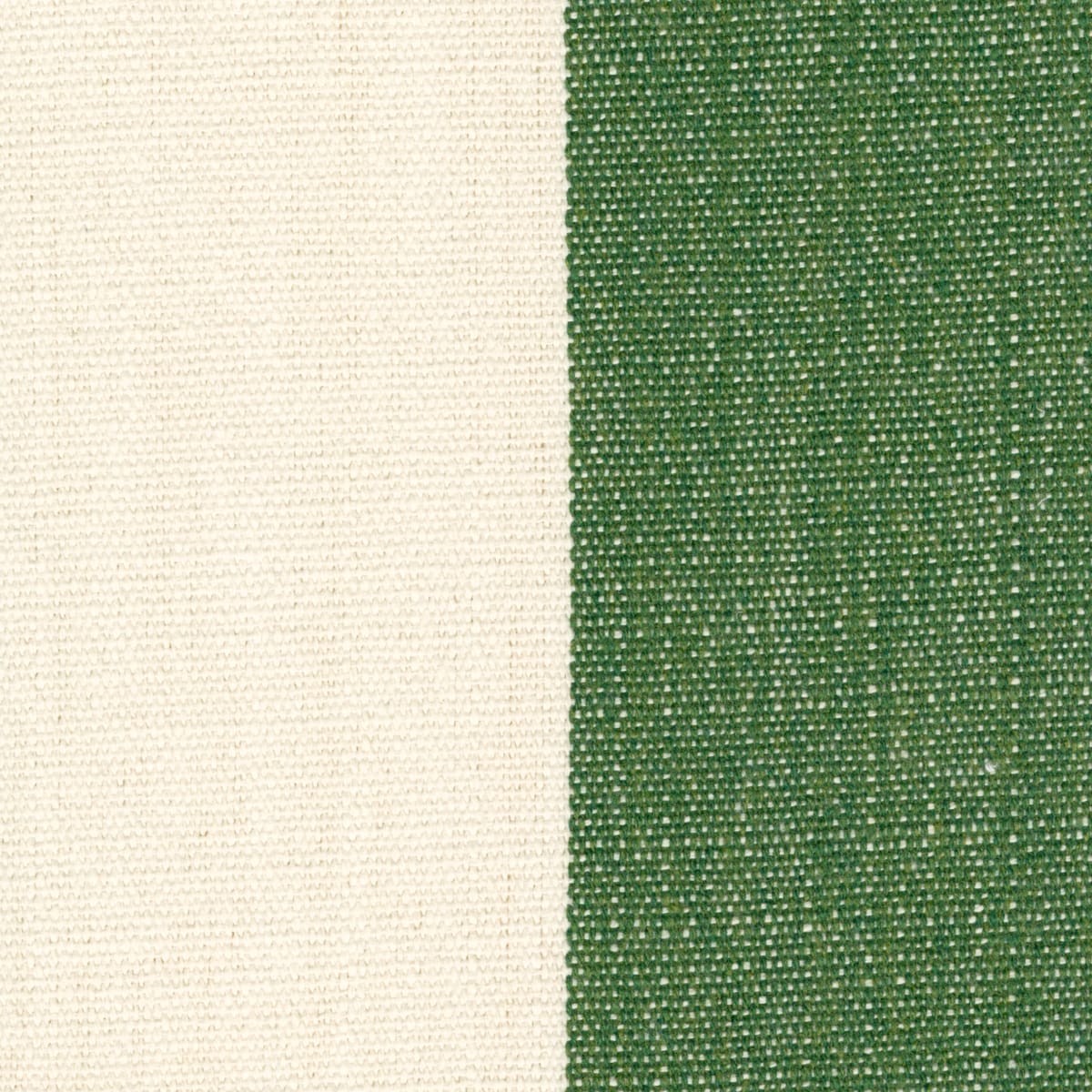 Campione del tessuto Perry della collezione Cape Cod di Élitis nella colorazione verde bosco: riga larga verde su fondo écru, acrilico per interno ed esterno, altezza utile 305 cm.