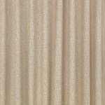 Il velo per tende Romo Seren nella colorazione Clay drappeggiato in pieghe morbide: argilla, un beige sabbia caldo.