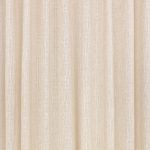 Il velo per tende Romo Seren nella colorazione Cocoon drappeggiato in pieghe morbide: écru bozzolo, un bianco naturale morbido.