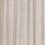 Il tessuto per tende Romo Veya nella colorazione Pearl drappeggiato in pieghe morbide: grigio perla caldo, con filati chiari e scuri intrecciati.