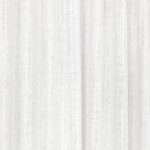 Il tessuto per tende Romo Veya nella colorazione Porcelain drappeggiato in pieghe morbide: bianco porcellana, con una trama chiara su chiaro.