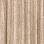 Il tessuto per tende Romo Veya nella colorazione Tawny drappeggiato in pieghe morbide: cammello fulvo, con filati sabbia e tabacco intrecciati.