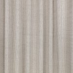 Il velo per tende Romo Zyla nella colorazione Indium drappeggiato in pieghe morbide: grigio indio, un grigio perla leggermente freddo.