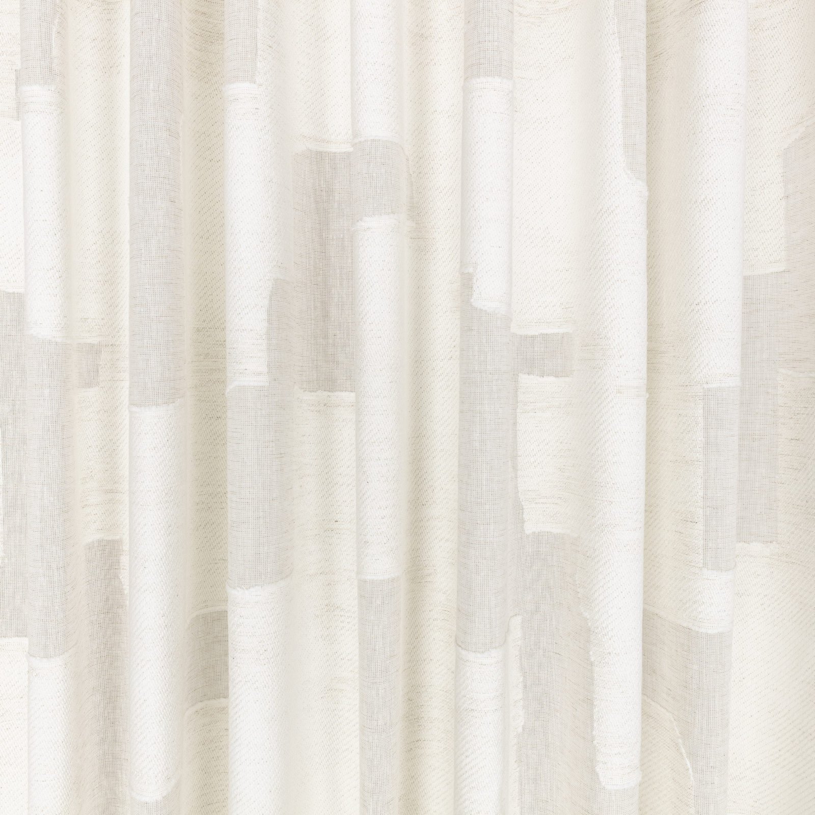 Il velo Idris di Villa Nova nella colorazione Chalk drappeggiato in pieghe morbide: forme geometriche bianco gesso tono su tono su fondo avorio.