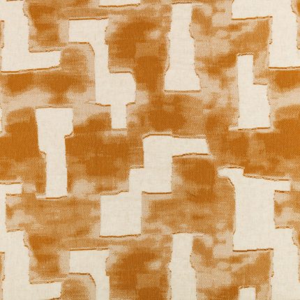 Campione del velo per tende Idris della collezione Zaria di Villa Nova nella colorazione Sienna: forme geometriche ocra e arancio bruciato su fondo écru, altezza utile 294 cm.