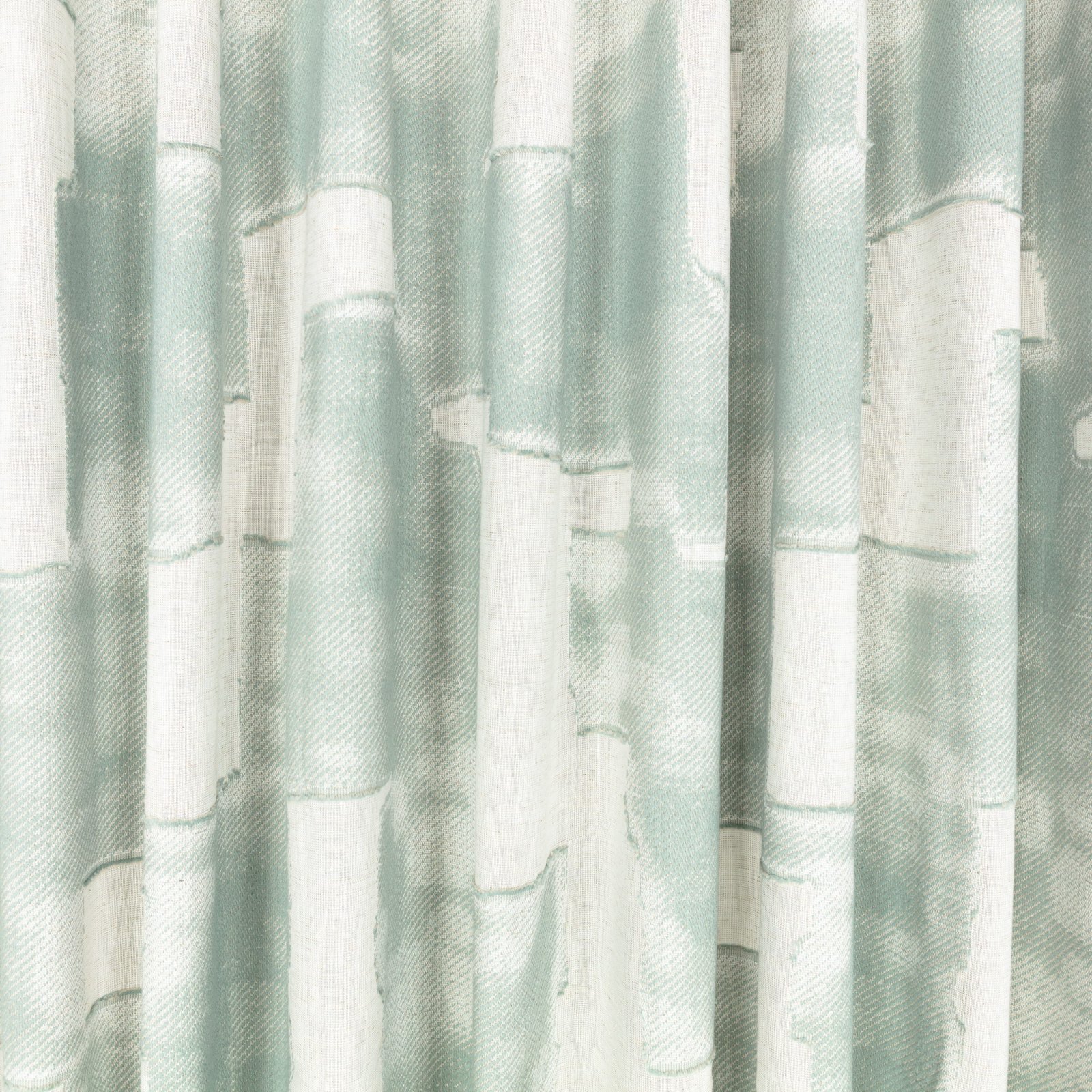 Il velo Idris di Villa Nova nella colorazione Tide drappeggiato in pieghe morbide: forme geometriche verde acqua e salvia su fondo bianco.