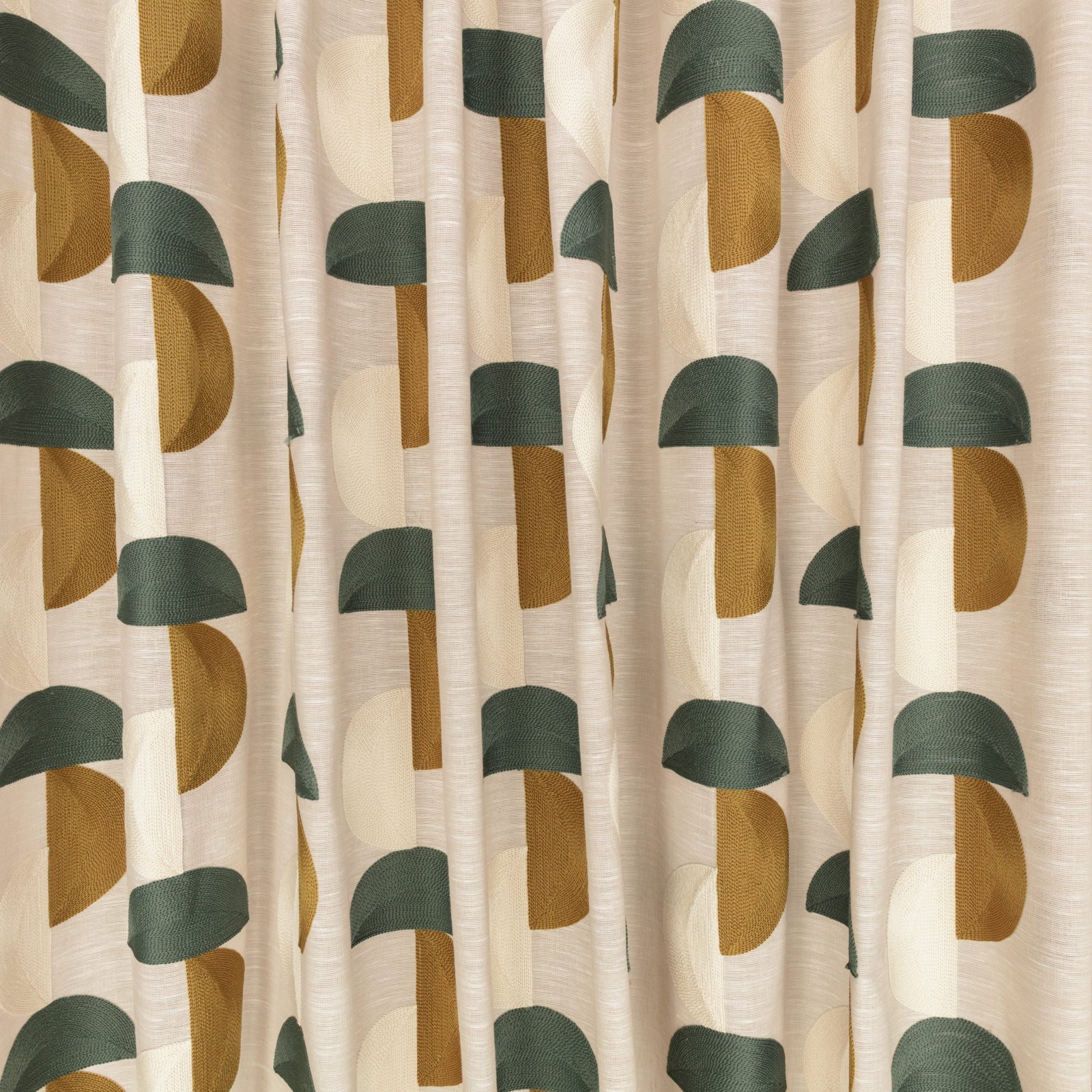 Il velo Omri di Villa Nova nella colorazione Canopy drappeggiato in pieghe morbide: semicerchi ricamati verde bosco e ocra dorata su fondo écru.