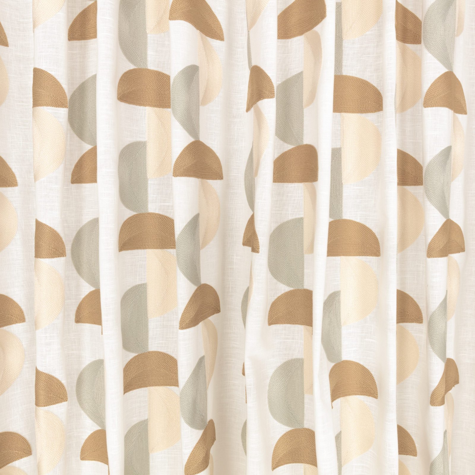 Il velo Omri di Villa Nova nella colorazione Mineral drappeggiato in pieghe morbide: semicerchi ricamati sabbia, grigio salvia e beige su fondo bianco.