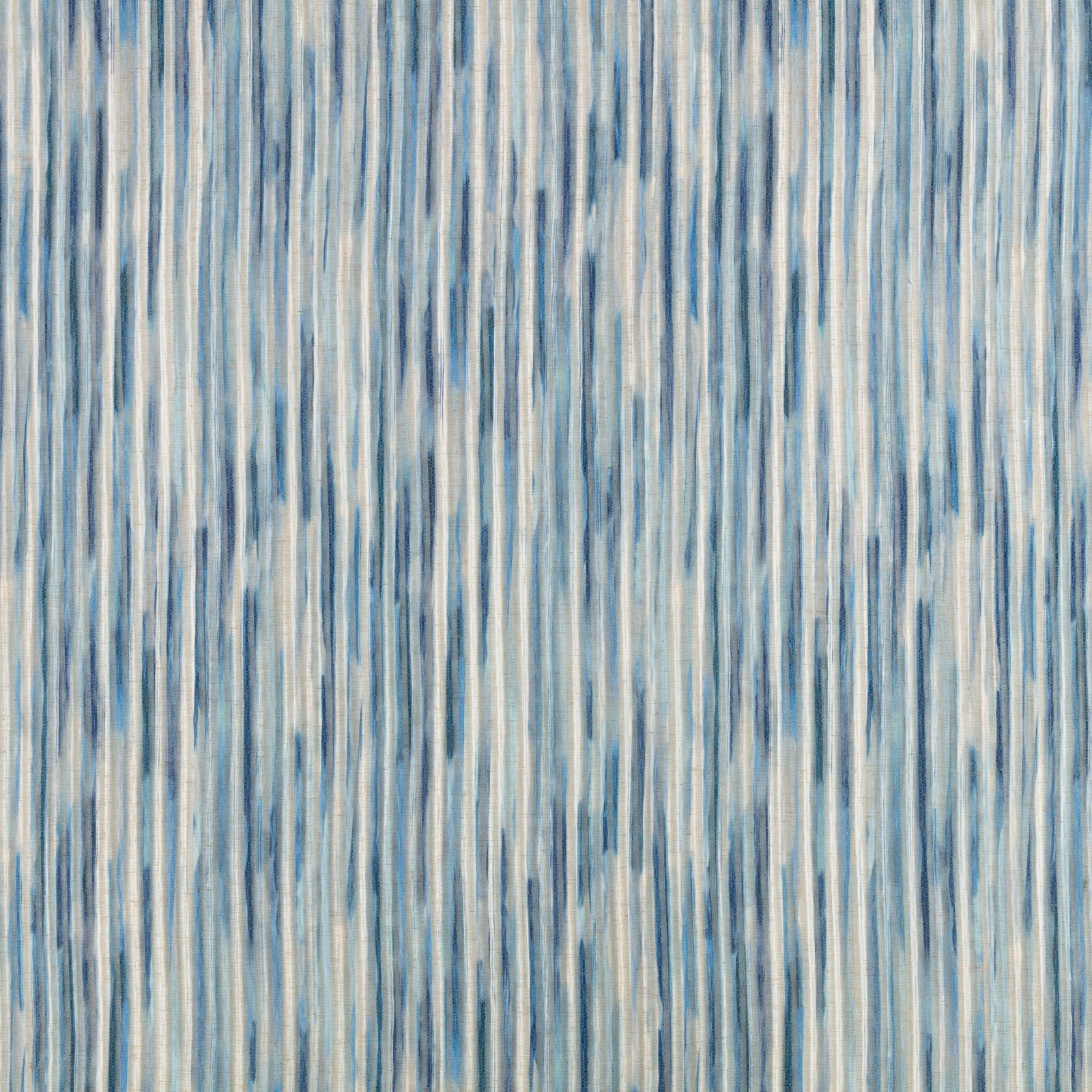Campione del velo per tende Rafi della collezione Zaria di Villa Nova nella colorazione Cerulean: righe verticali blu ceruleo, azzurro polvere e grigio ardesia su fondo écru, altezza utile 302 cm.