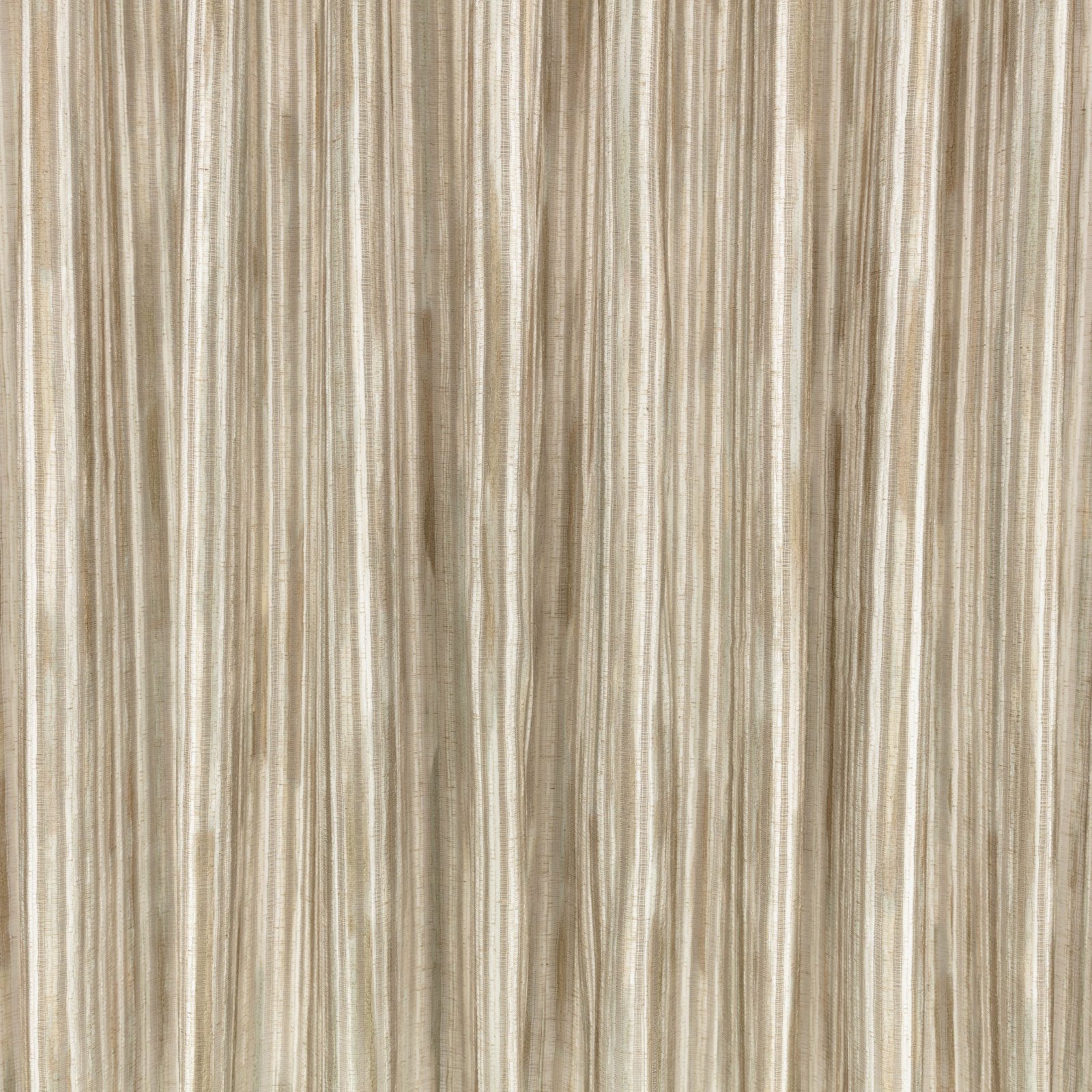 Il velo Rafi di Villa Nova nella colorazione Mineral drappeggiato in pieghe morbide: righe verticali sabbia, tortora e grigio pietra su fondo écru, righe tessute e sovrastampate con velature di colore.
