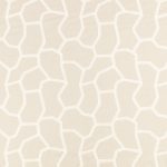Campione del tessuto ricamato Samir della collezione Zaria di Villa Nova nella colorazione Birch: linee ricamate avorio e sabbia chiara, tono su tono su fondo écru.