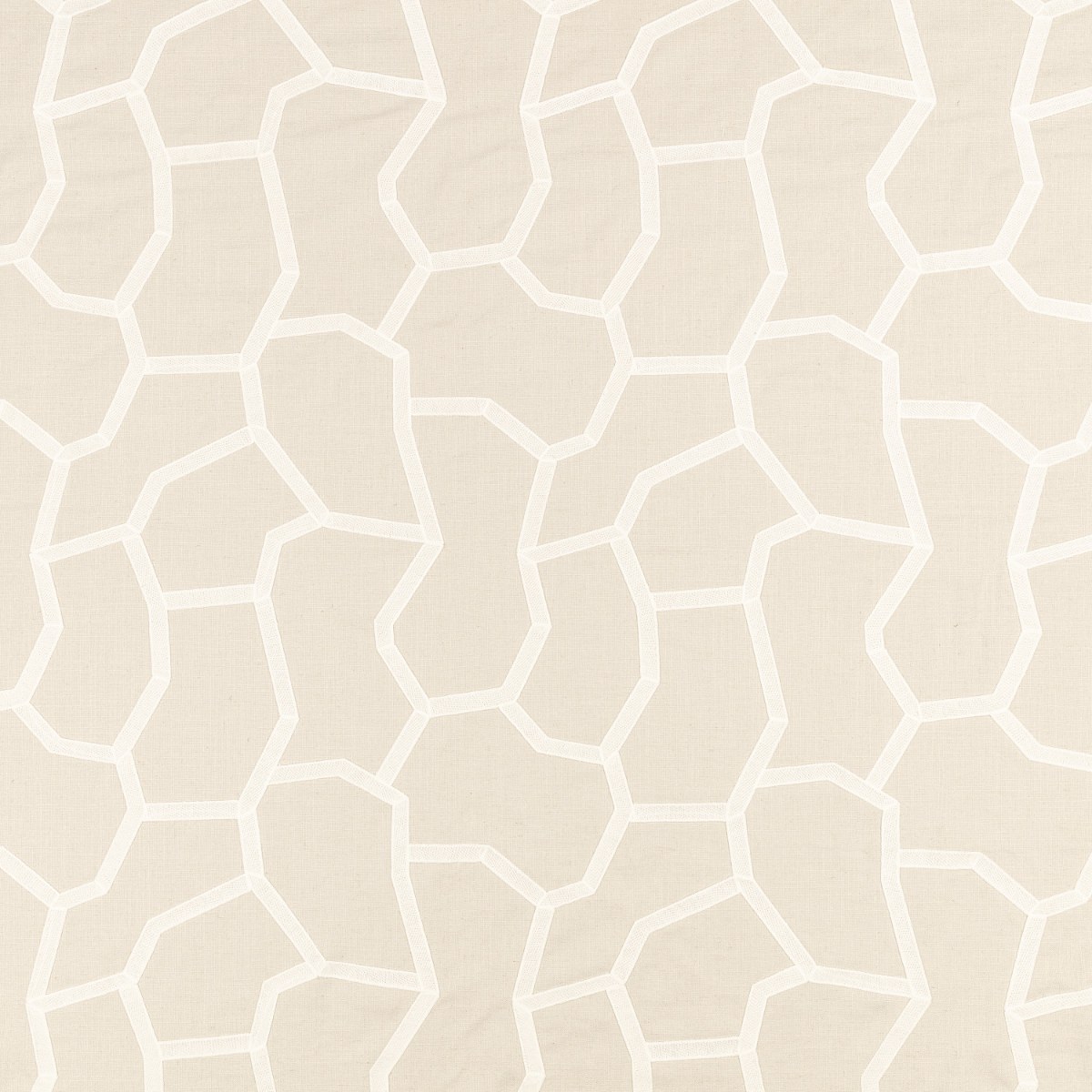 Tessuto Samir Villa Nova Birch — campione Campione del tessuto ricamato Samir della collezione Zaria di Villa Nova nella colorazione Birch: linee ricamate avorio e sabbia chiara, tono su tono su fondo écru.