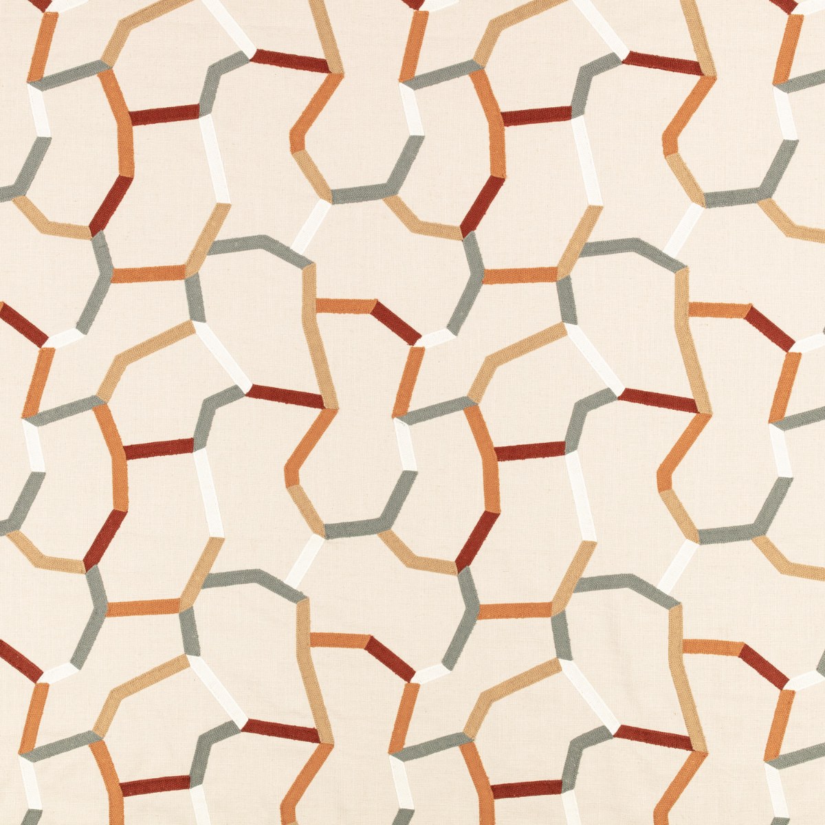 Tessuto Samir Villa Nova Sienna — campione Campione del tessuto ricamato Samir della collezione Zaria di Villa Nova nella colorazione Sienna: linee ricamate ocra, ruggine, cammello e grigio su fondo crema.