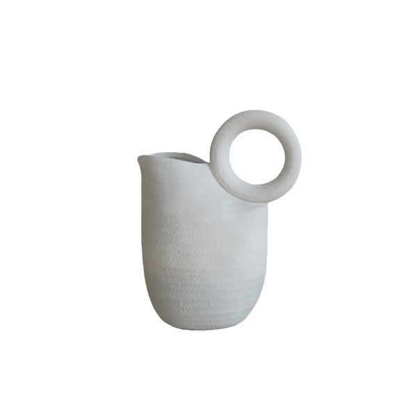 Vaso a forma di brocca in ceramica bianca con ansa ad anello, 29 × 15 × 35,5 cm, su fondo bianco