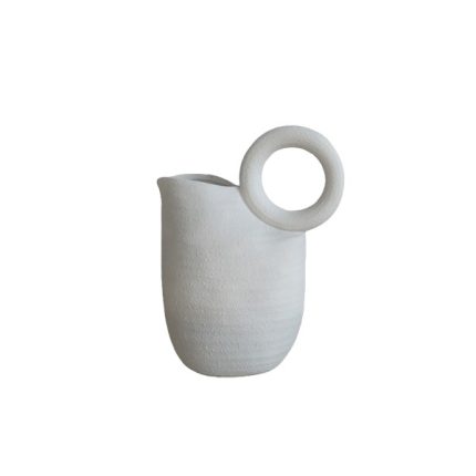 Vaso a forma di brocca in ceramica bianca con ansa ad anello, 29 × 15 × 35,5 cm, su fondo bianco