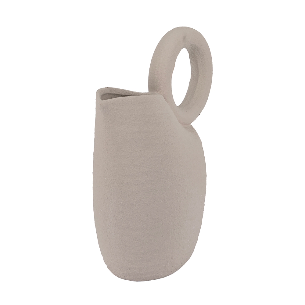 Vaso a forma di brocca in ceramica bianca con ansa ad anello, vista di tre quarti