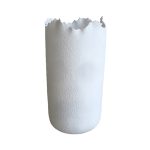 Vaso in ceramica bianca con bordo superiore irregolare, 21 × 21 × 37,5 cm, su fondo bianco