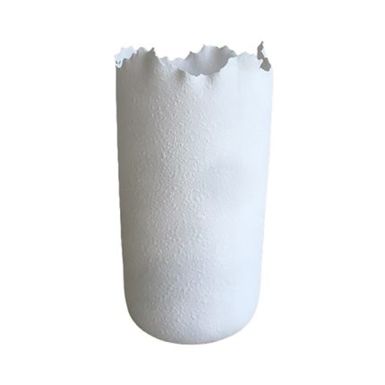 Vaso in ceramica bianca con bordo superiore irregolare, 21 × 21 × 37,5 cm, su fondo bianco