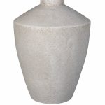 Vaso Selena in ceramica bianco avorio su fondo bianco: corpo pieno con spalla larga che si stringe in un collo corto, superficie ruvida e opaca