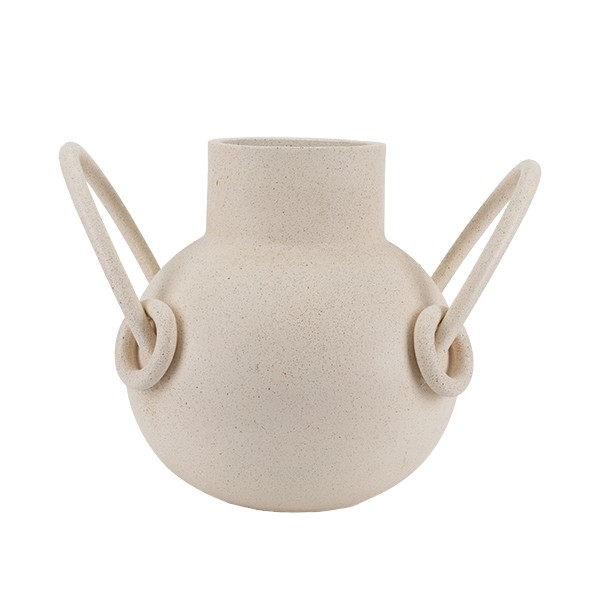 Vaso in polyresina beige con anse ad anelli intrecciati, formato L 38 × P 27 × H 28,5 cm, su fondo bianco