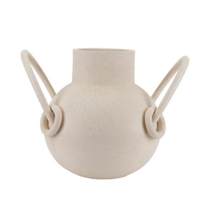 Vaso in polyresina beige con anse ad anelli intrecciati, formato L 38 × P 27 × H 28,5 cm, su fondo bianco