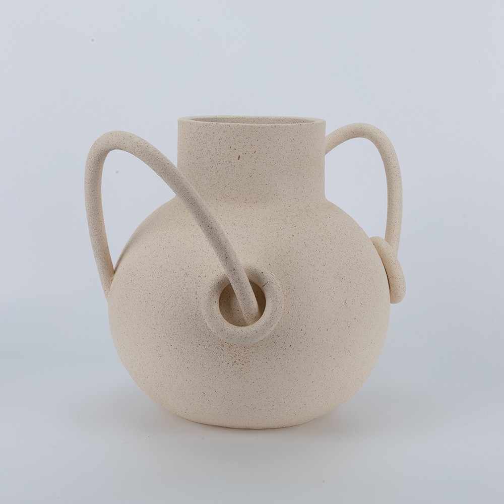 Vaso in polyresina beige con anse ad anelli intrecciati, formato grande, su fondo grigio chiaro