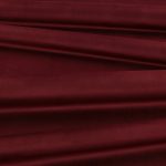 Il velluto Barcelona di Villa Nova nella colorazione Claret in pieghe morbide, che mostrano la lucentezza del pelo.
