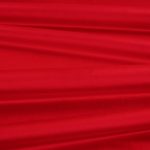 Il velluto Barcelona di Villa Nova nella colorazione Crimson in pieghe morbide, che mostrano la lucentezza del pelo.