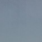 Campione del velluto Barcelona di Villa Nova nella colorazione Dolphin: grigio azzurro, tinta unita in doppia larghezza 295 cm.