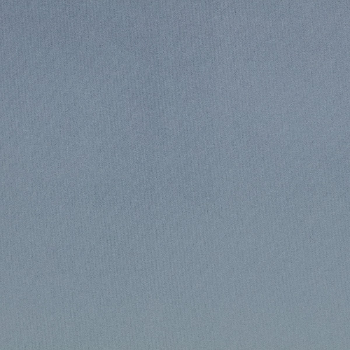 Velluto Barcelona Villa Nova Dolphin — campione Campione del velluto Barcelona di Villa Nova nella colorazione Dolphin: grigio azzurro, tinta unita in doppia larghezza 295 cm.