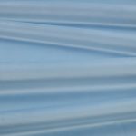 Il velluto Barcelona di Villa Nova nella colorazione Fjord in pieghe morbide, che mostrano la lucentezza del pelo.