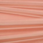 Il velluto Barcelona di Villa Nova nella colorazione Grapefruit in pieghe morbide, che mostrano la lucentezza del pelo.