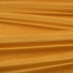 Il velluto Barcelona di Villa Nova nella colorazione Honey in pieghe morbide, che mostrano la lucentezza del pelo.