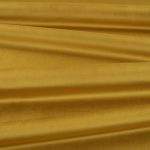 Il velluto Barcelona di Villa Nova nella colorazione Marram in pieghe morbide, che mostrano la lucentezza del pelo.