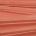 Il velluto Barcelona di Villa Nova nella colorazione Marsala in pieghe morbide, che mostrano la lucentezza del pelo.