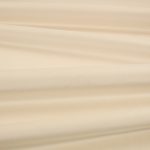 Il velluto Barcelona di Villa Nova nella colorazione Parchment in pieghe morbide, che mostrano la lucentezza del pelo.