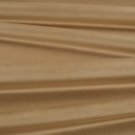 Il velluto Barcelona di Villa Nova nella colorazione Sable in pieghe morbide, che mostrano la lucentezza del pelo.