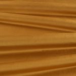 Il velluto Barcelona di Villa Nova nella colorazione Tumeric in pieghe morbide, che mostrano la lucentezza del pelo.