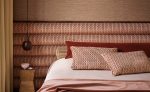 Camera da letto con testiera in velluto Atiba di Romo, collezione Zephi, e cuscini coordinati. In vendita c’è soltanto il tessuto al metro: arredi e complementi della scena non sono compresi.