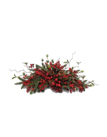 Addobbo per porta con bacche rosse, pigne e rami verdi. Foto del prodotto su fondo bianco.